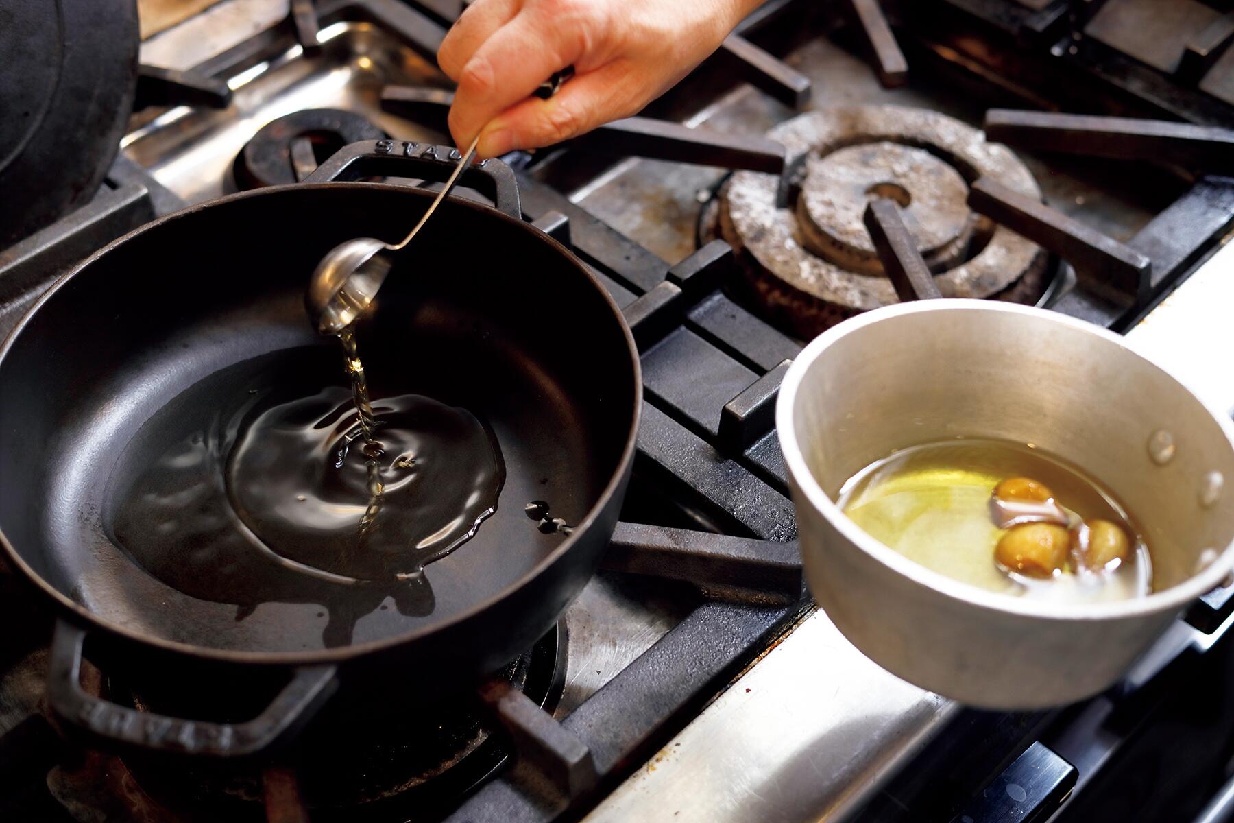 にんにくオイルを鍋に入れる