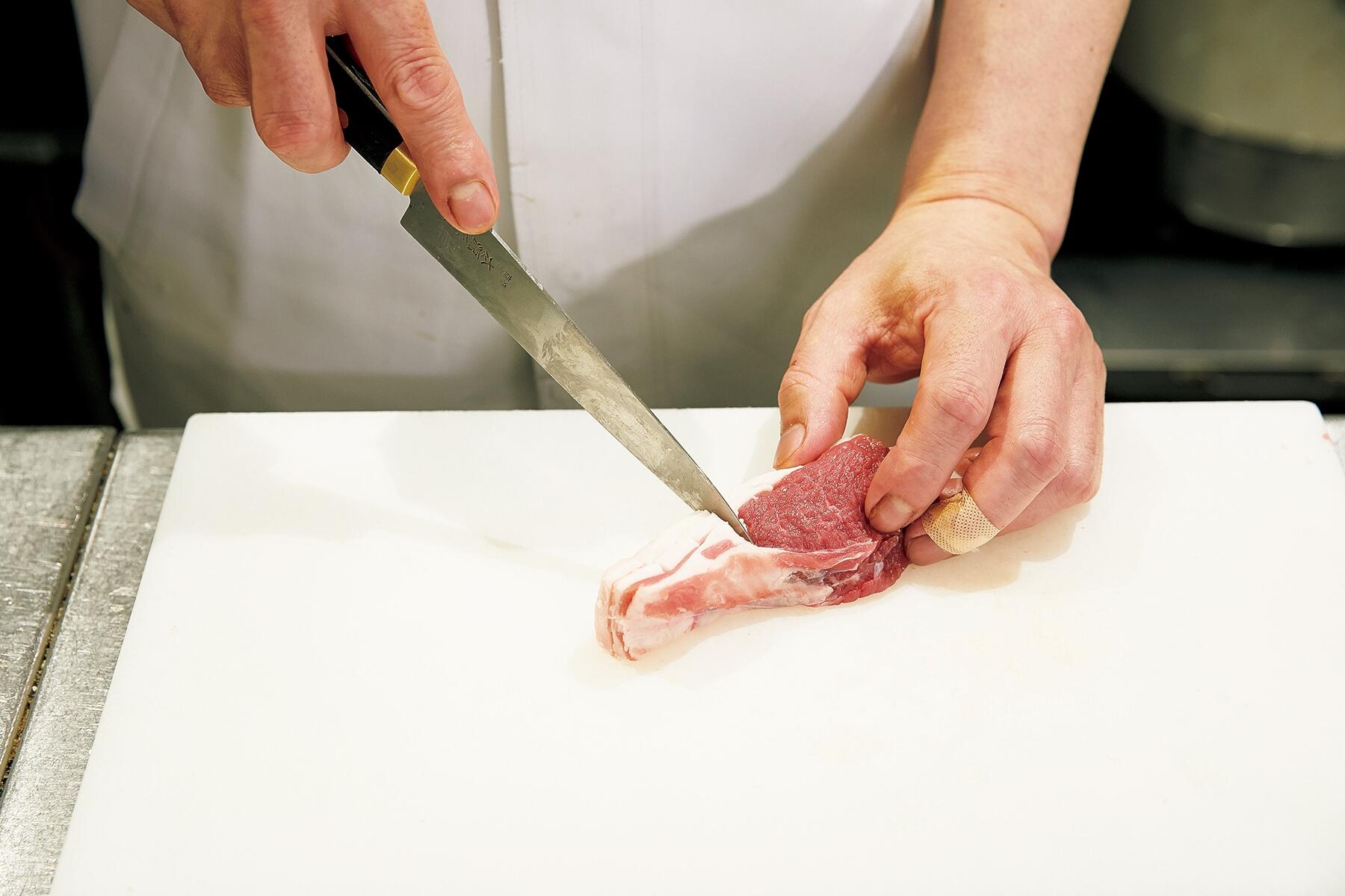 肉の準備をする②