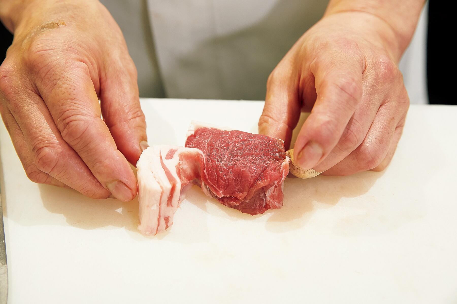肉の準備をする③