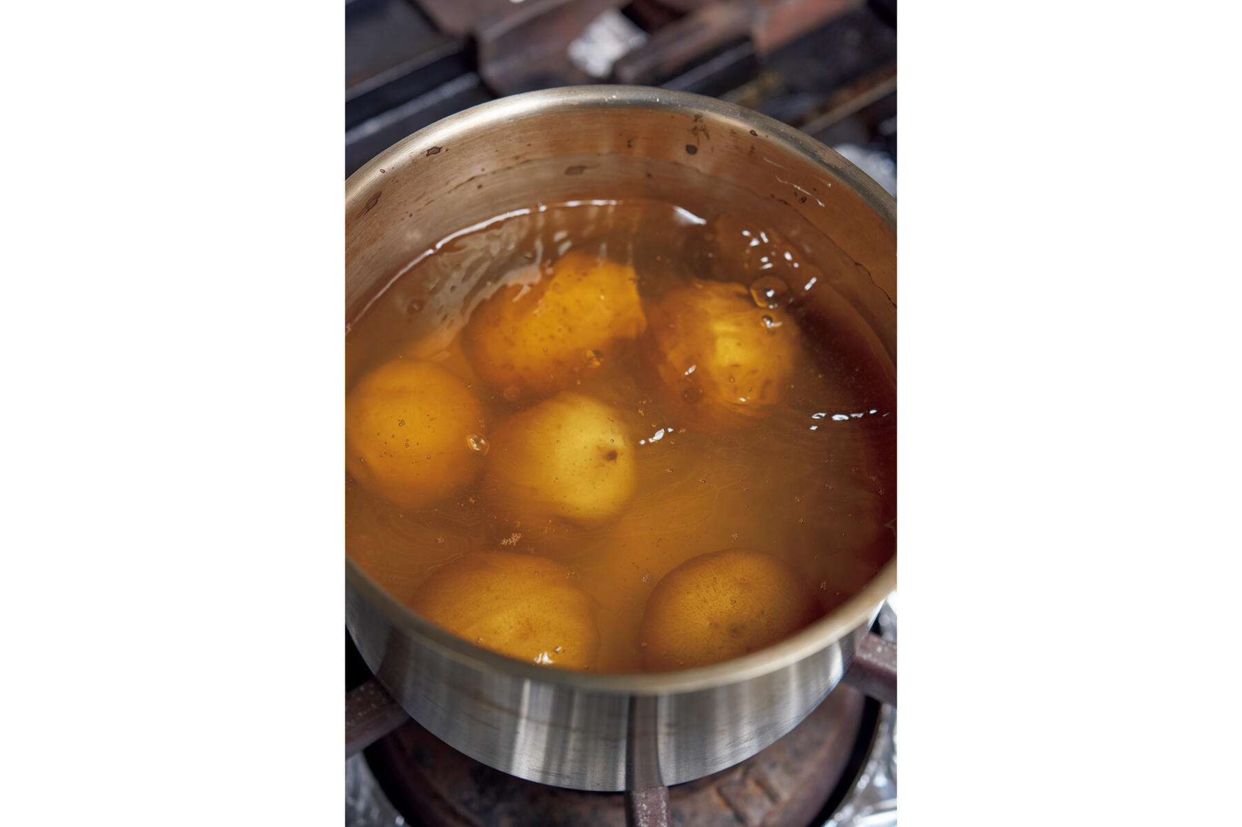 だしで芋を煮る