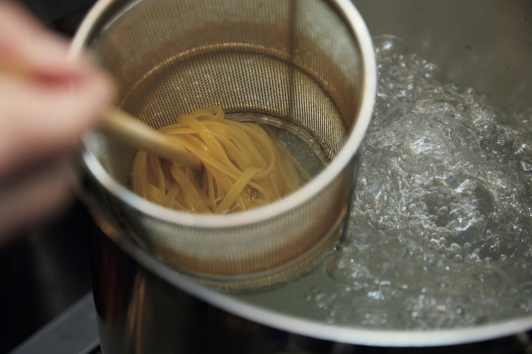 パスタをゆでる