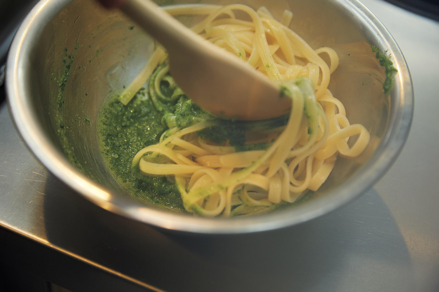 パスタにソースをからめる