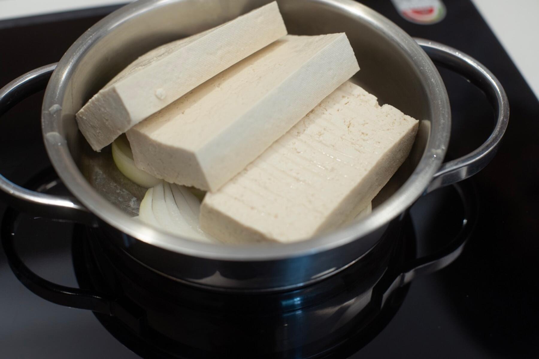 材料を切り、火にかける