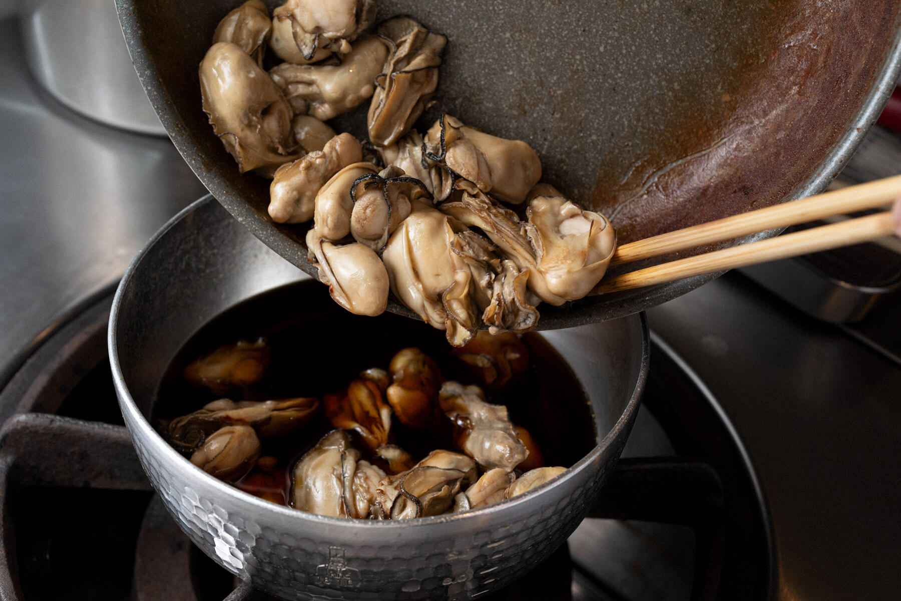 漬け地を温め、牡蠣を漬ける