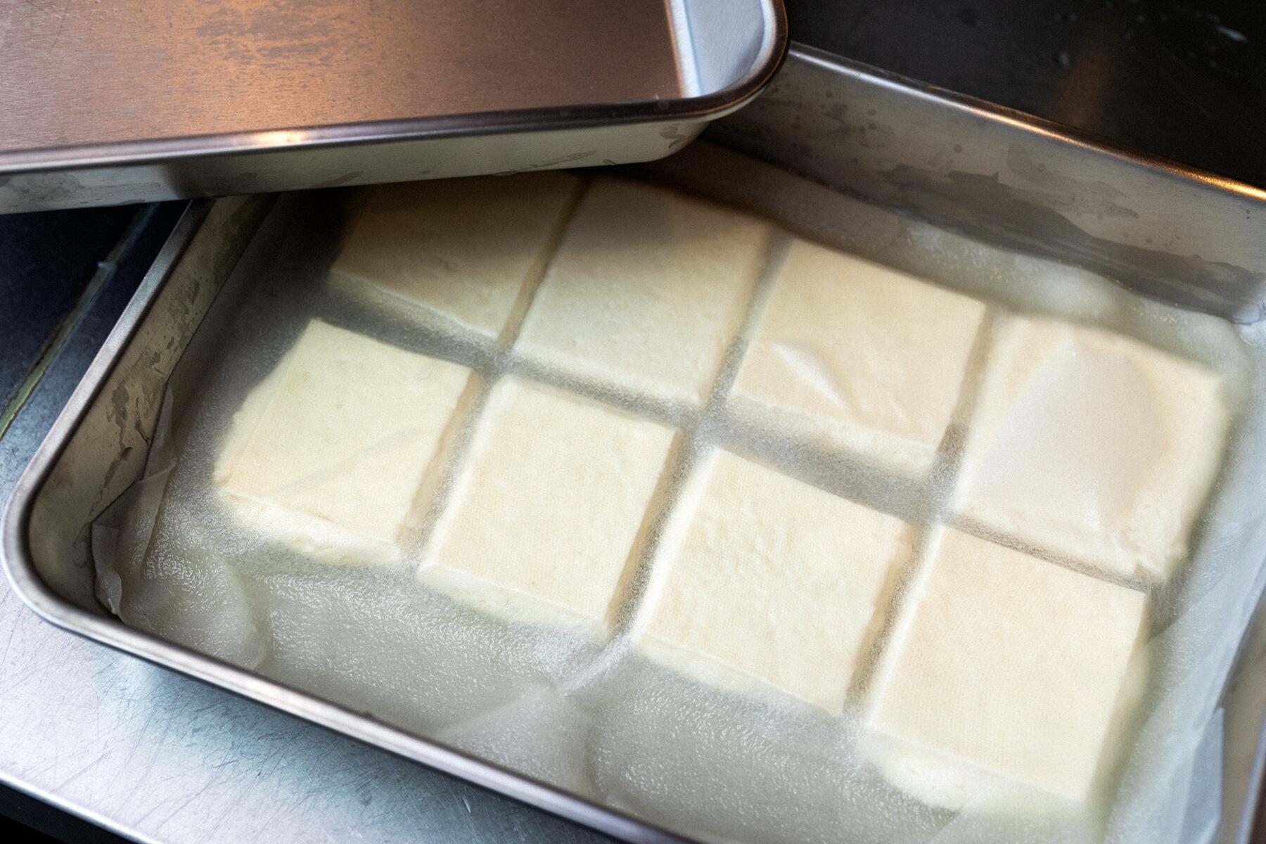 豆腐の水きりをする