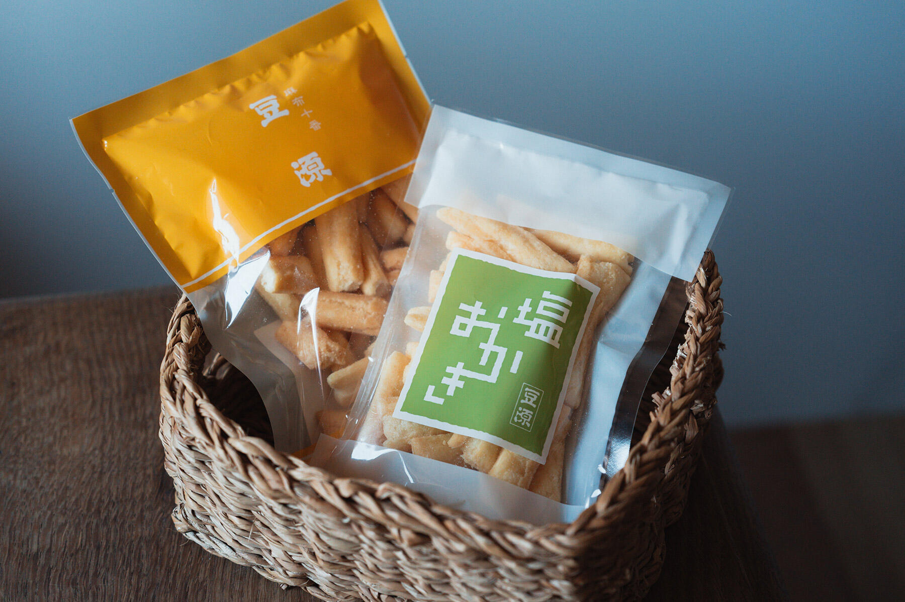 右:「塩おかき」(75g)432円、左:「塩おかき」のこわれを徳用の袋に詰めた「塩久助」(160g)432円