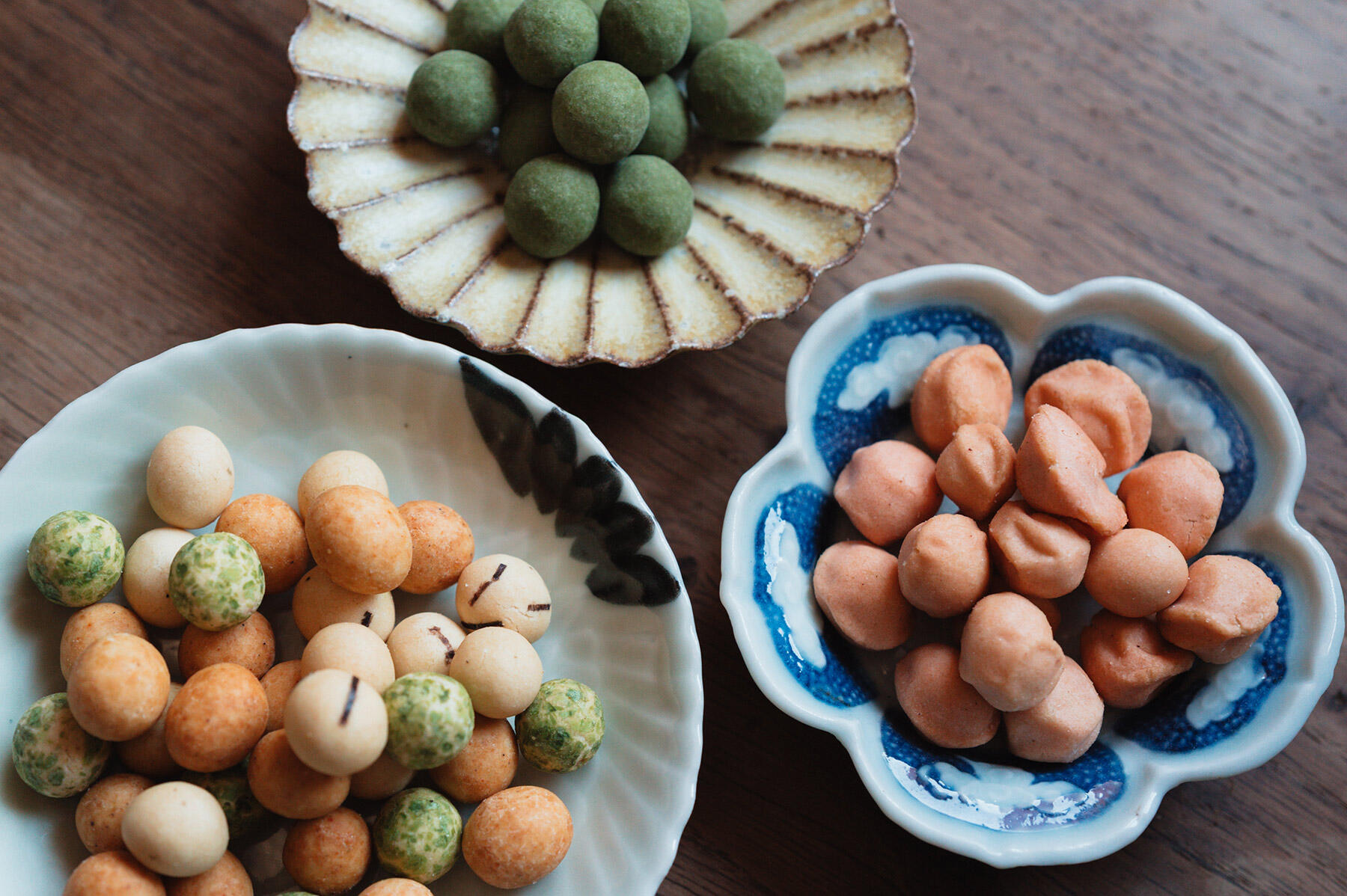 上から時計回りに「抹茶」、「梅落花」、「おとぼけ豆」