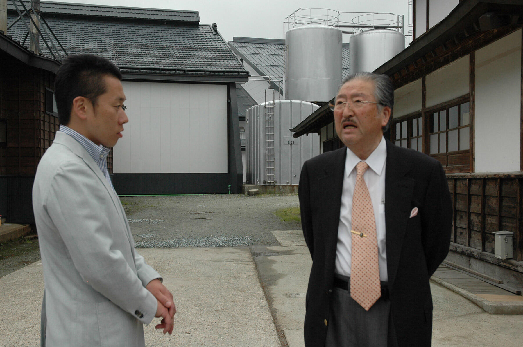 「十四代」の先代蔵元・辰五郎さんから何やら話しかけられる土井さん