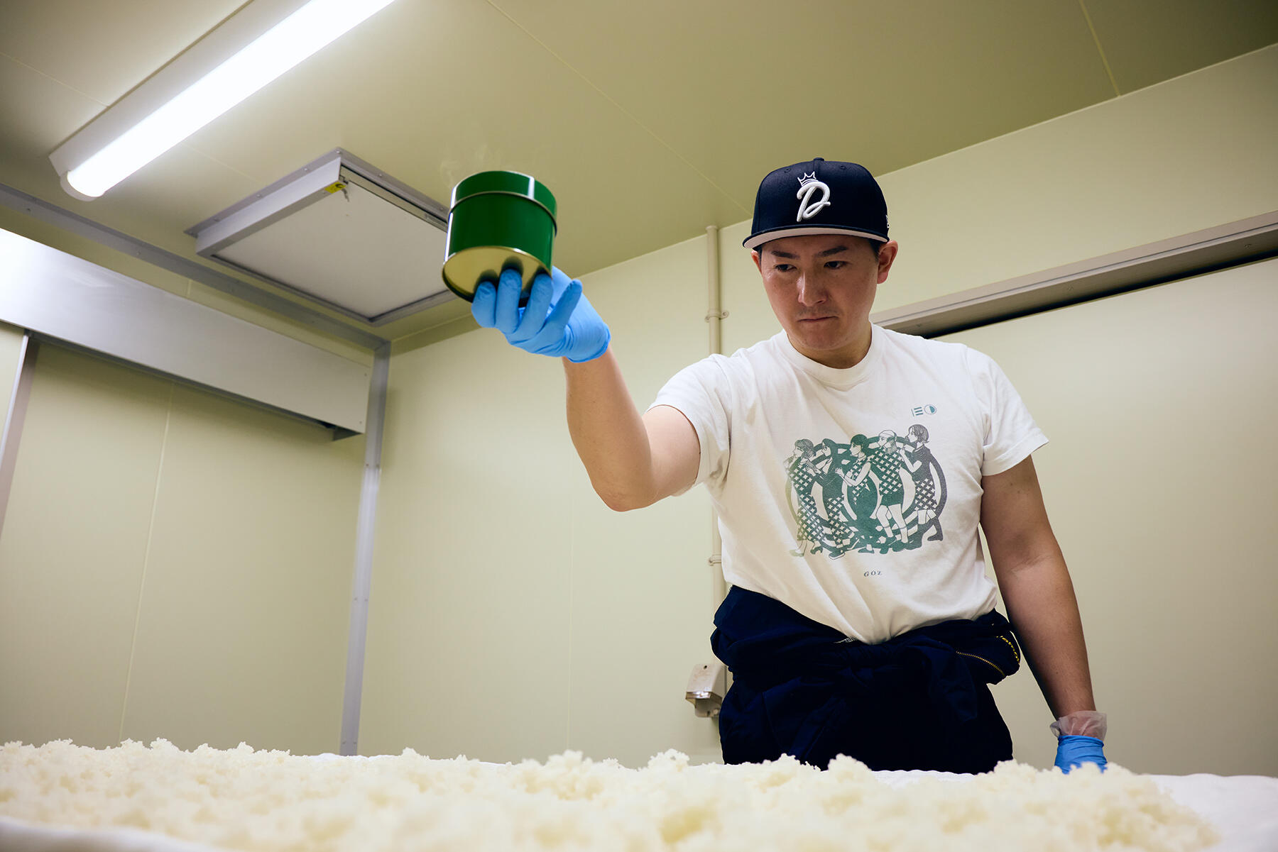 麹室での種切り