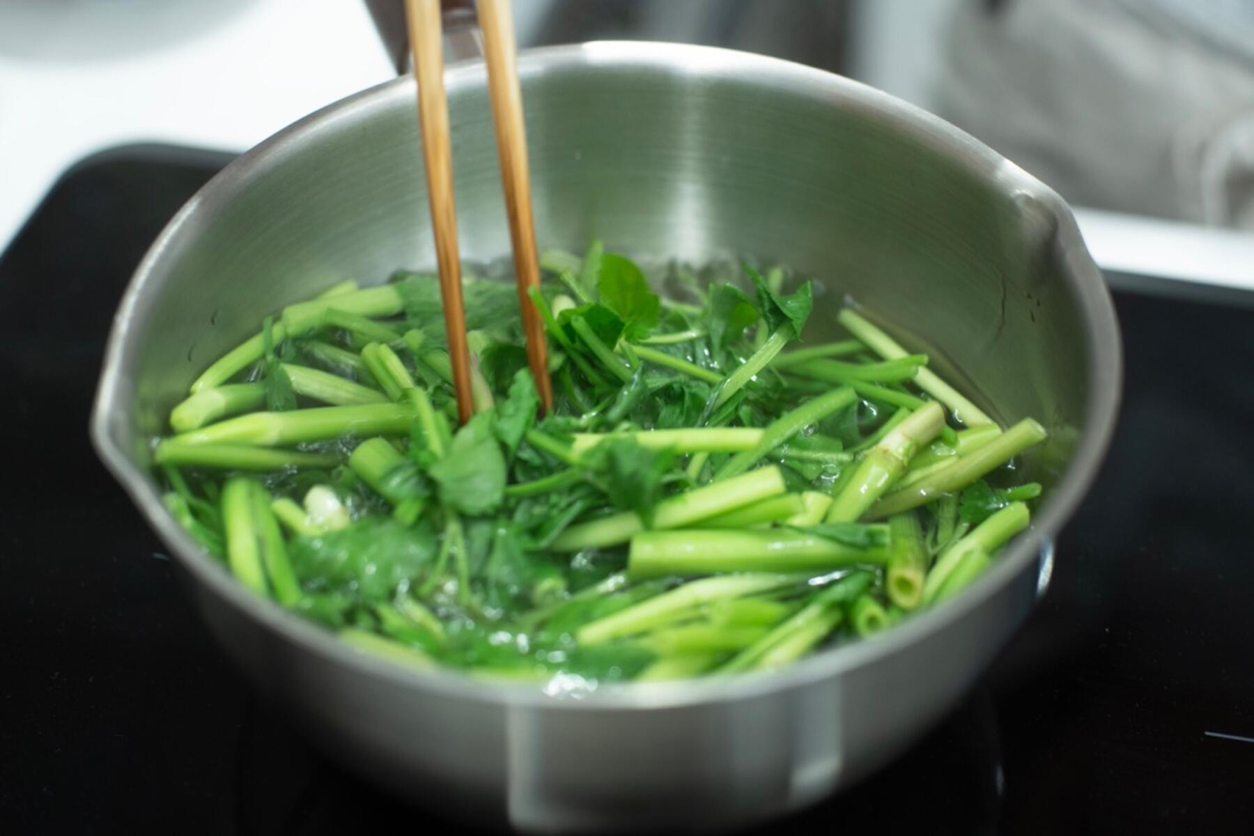 せりを湯通しする