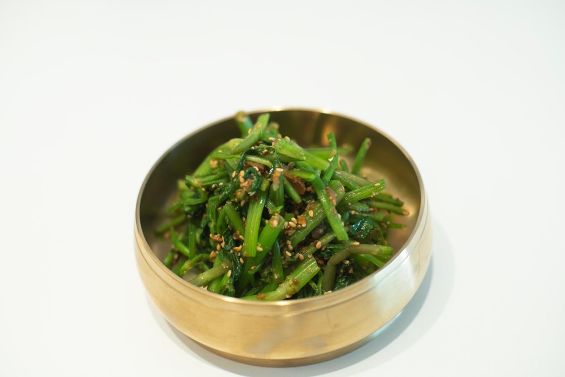 胡麻味噌だれで味付けする