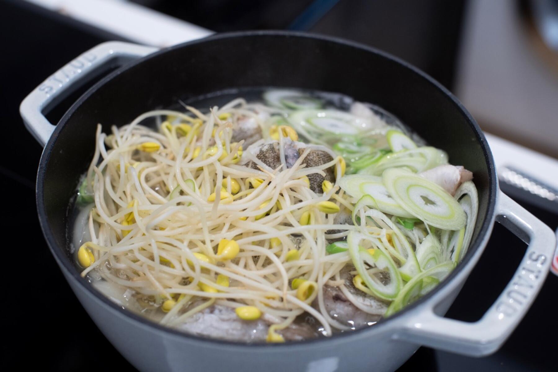 鱈を入れて、味付けをする