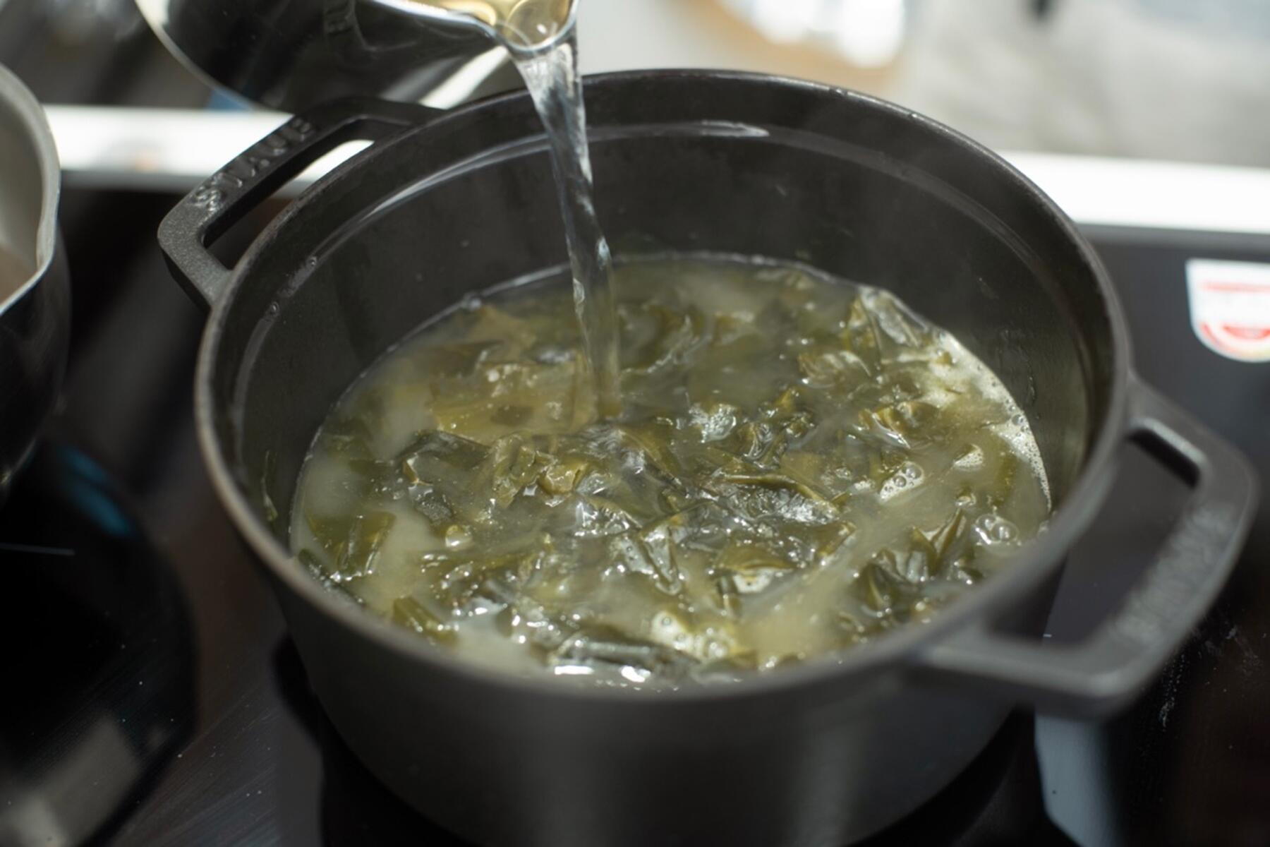 だし汁を加えて煮る