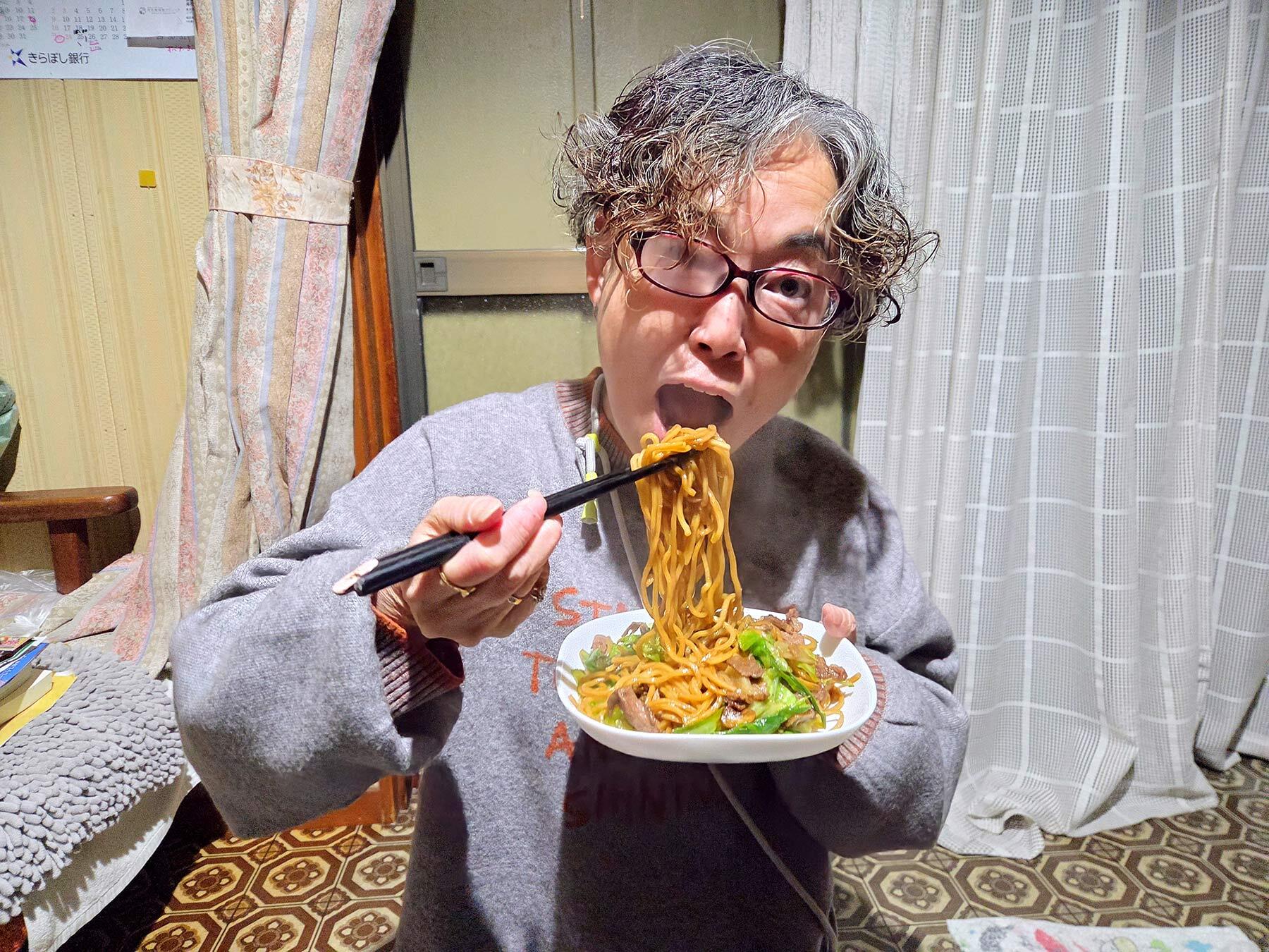 熱々のお手製チャーローメンを頬張るみえちさん