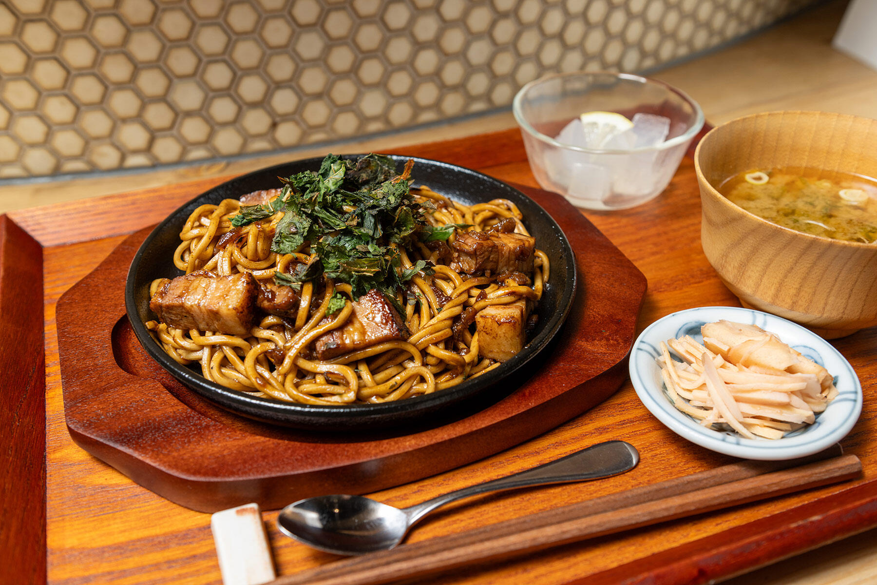 ）dancyu食堂では生姜の甘酢づけ、味噌汁、デザートをつけたこのスタイルで提供予定