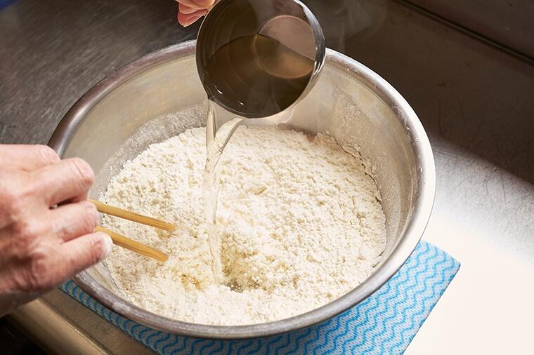 【生地をこねる】