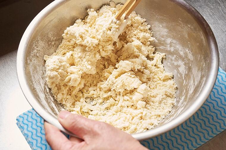 【生地をこねる】