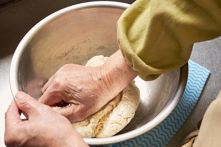 【生地をこねる】