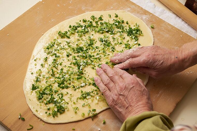 【生地をのばす】