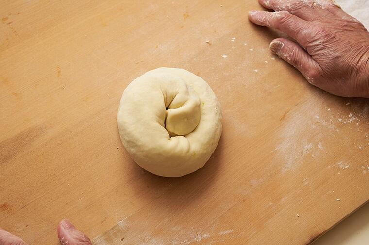 【生地をのばす】