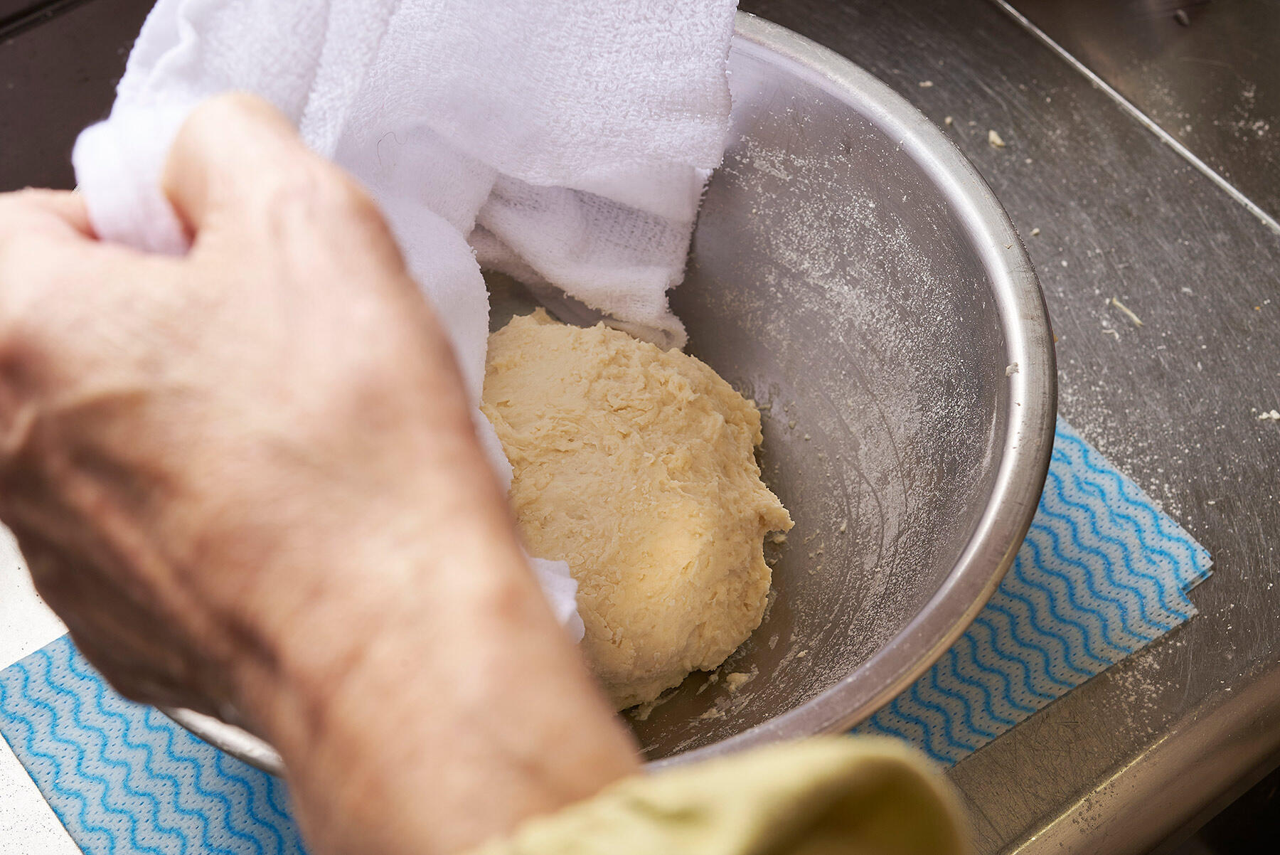 手で生地がまとまるまで練る