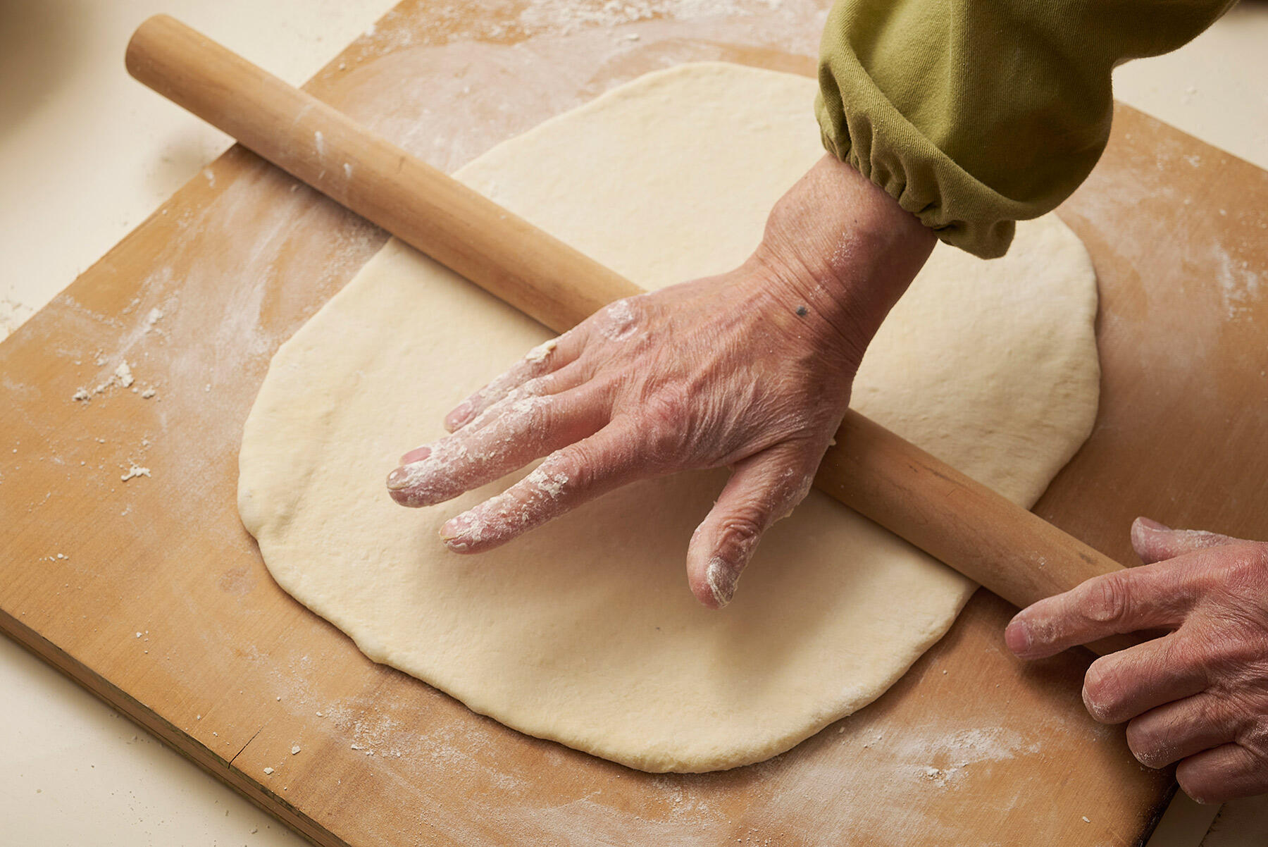 【生地をのばす】