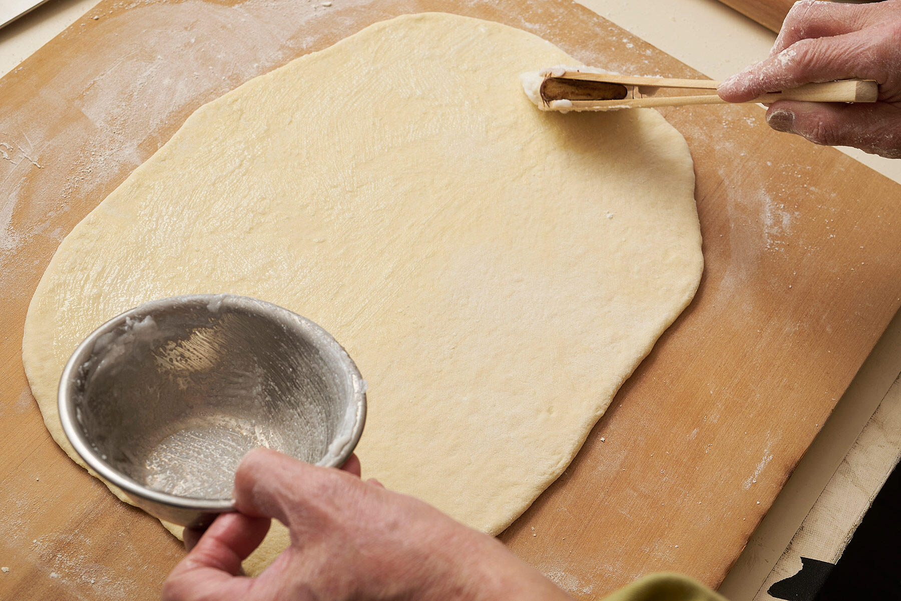 【生地をのばす】