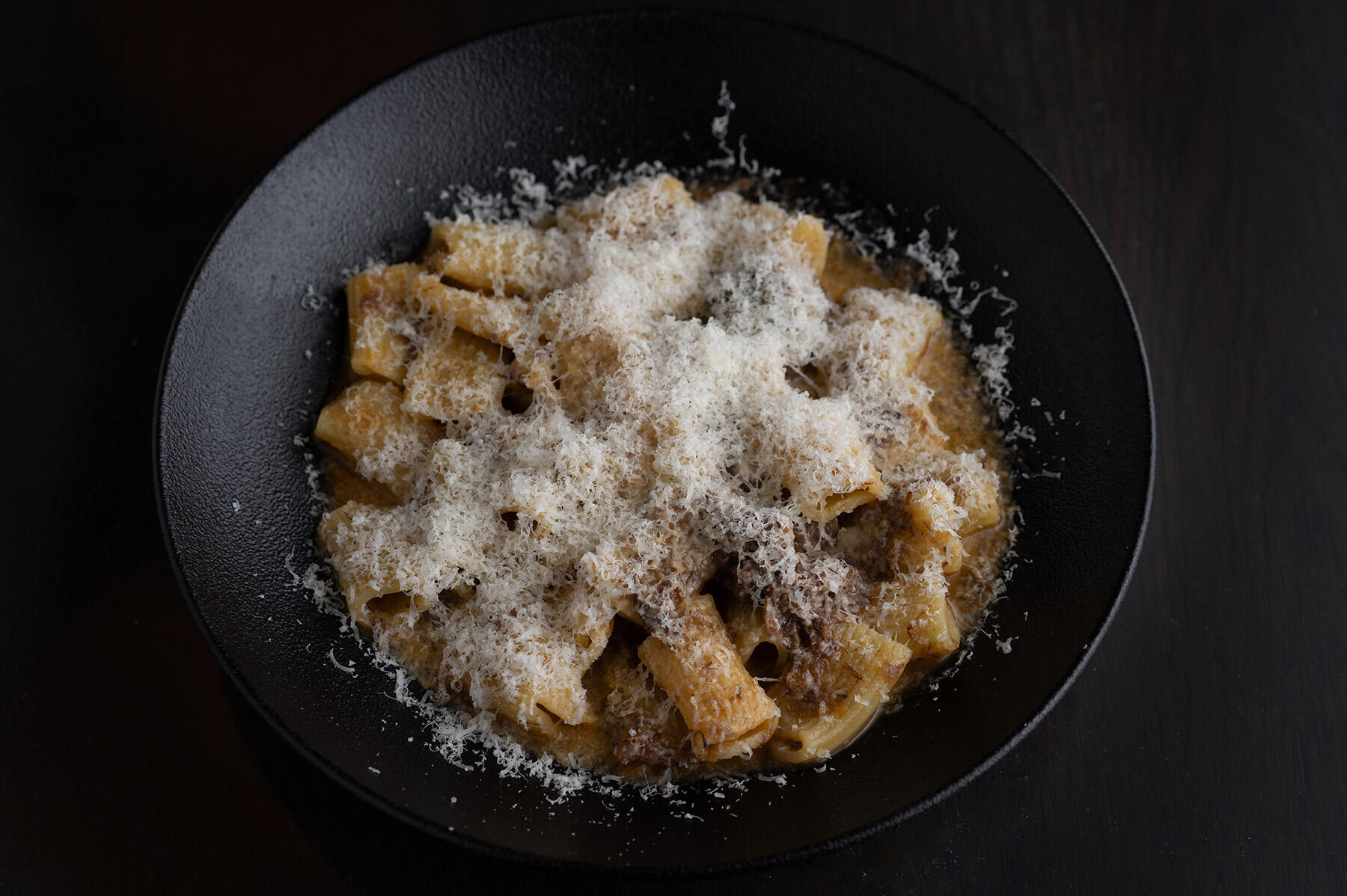 「ランマス 虎ノ門ヒルズ店」の人気メニュー“牛肉のラグーとパルミジャーノのリガトーニ”や、“チーズと生ハムのプレート”