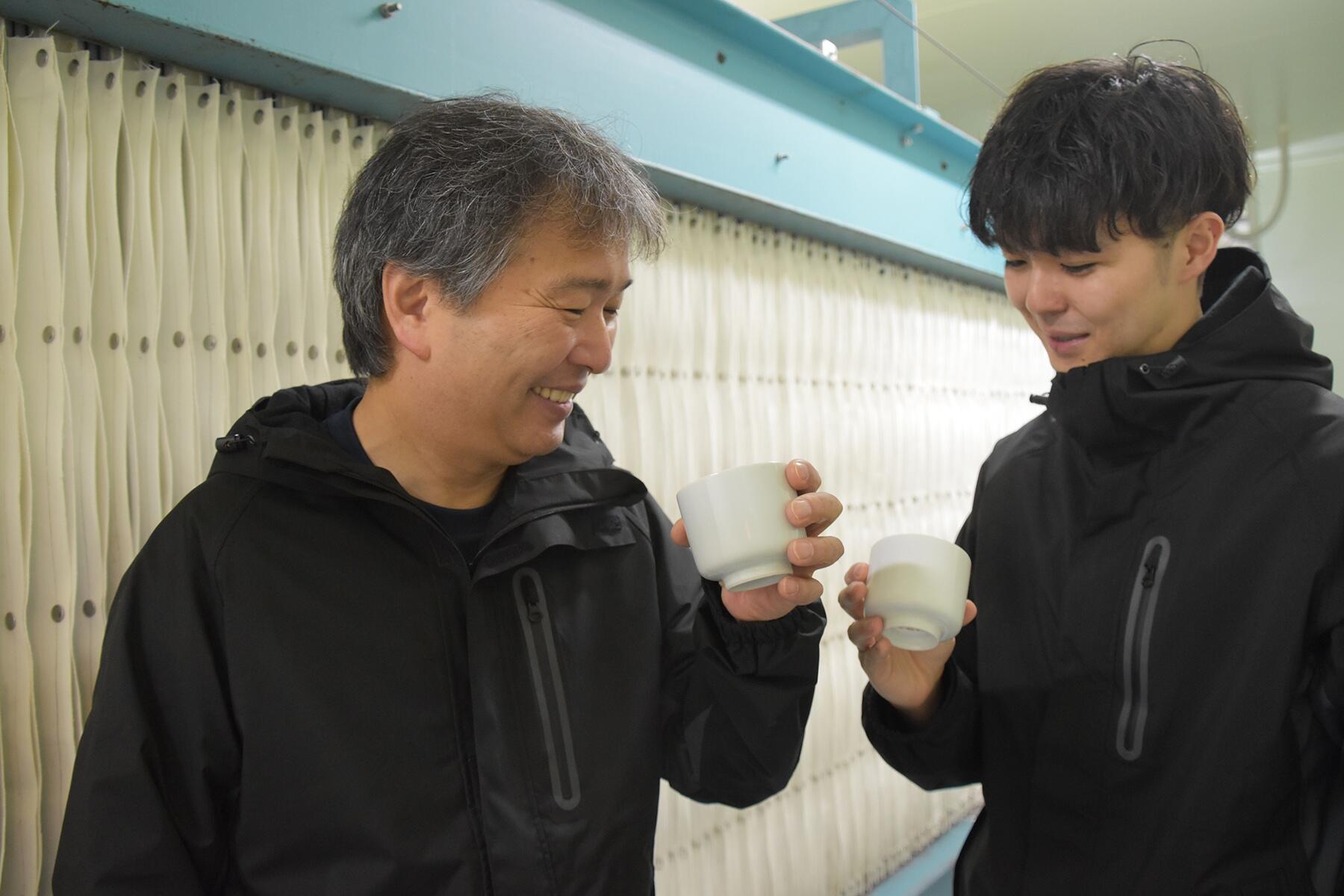 田中康久さん（左）と、長男の悠一さん