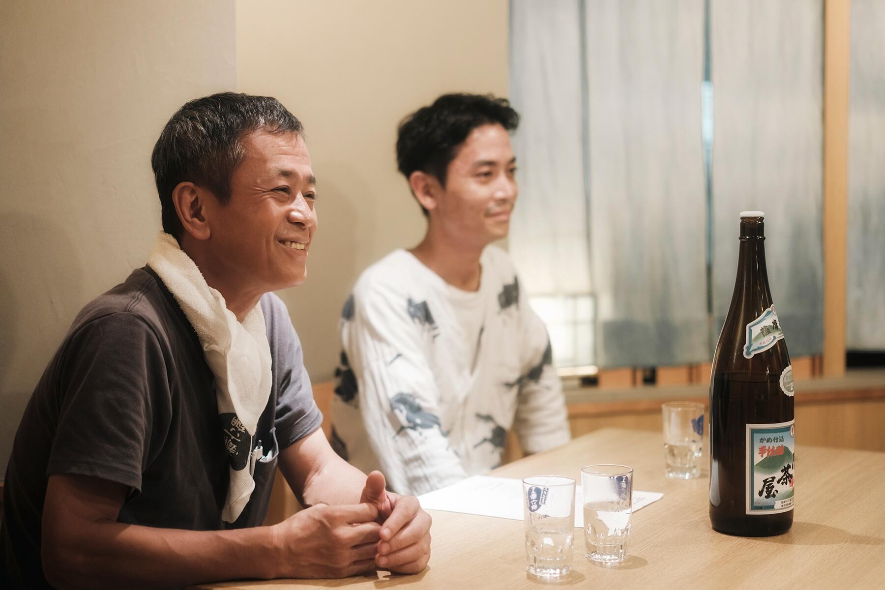 高橋研さん(左)と、息子の情さん(右)