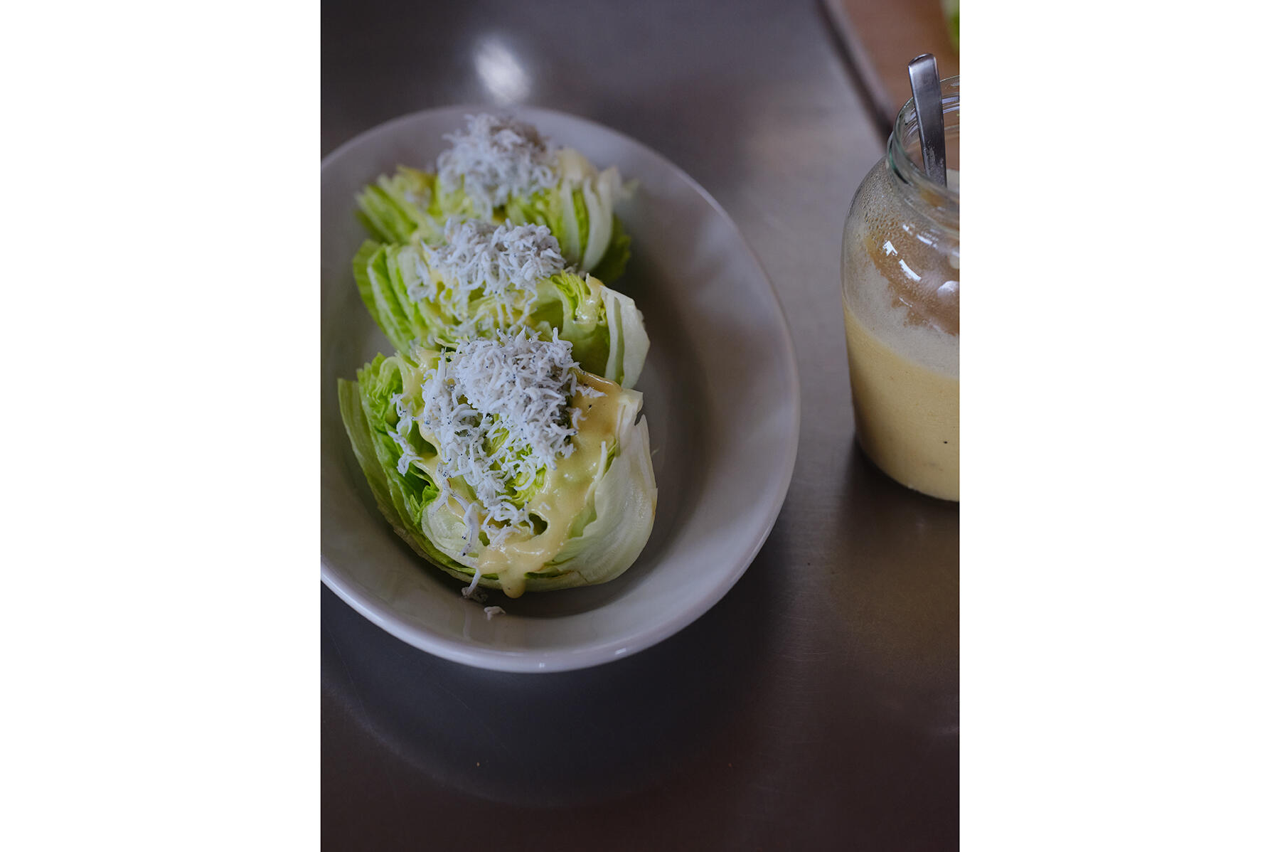 マスタードたっぷりのドレッシングがたまらない“くし形切りレタスのサラダ”