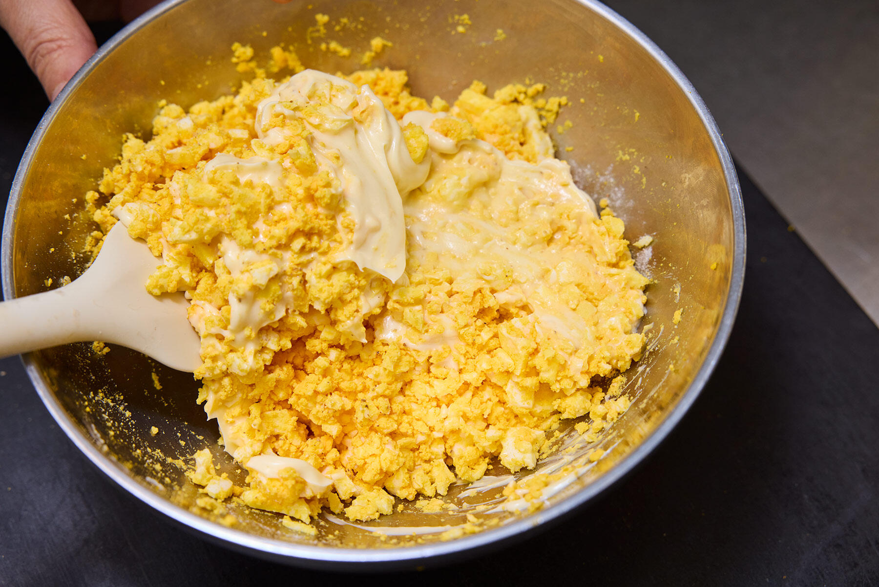 たまごサラダをつくる