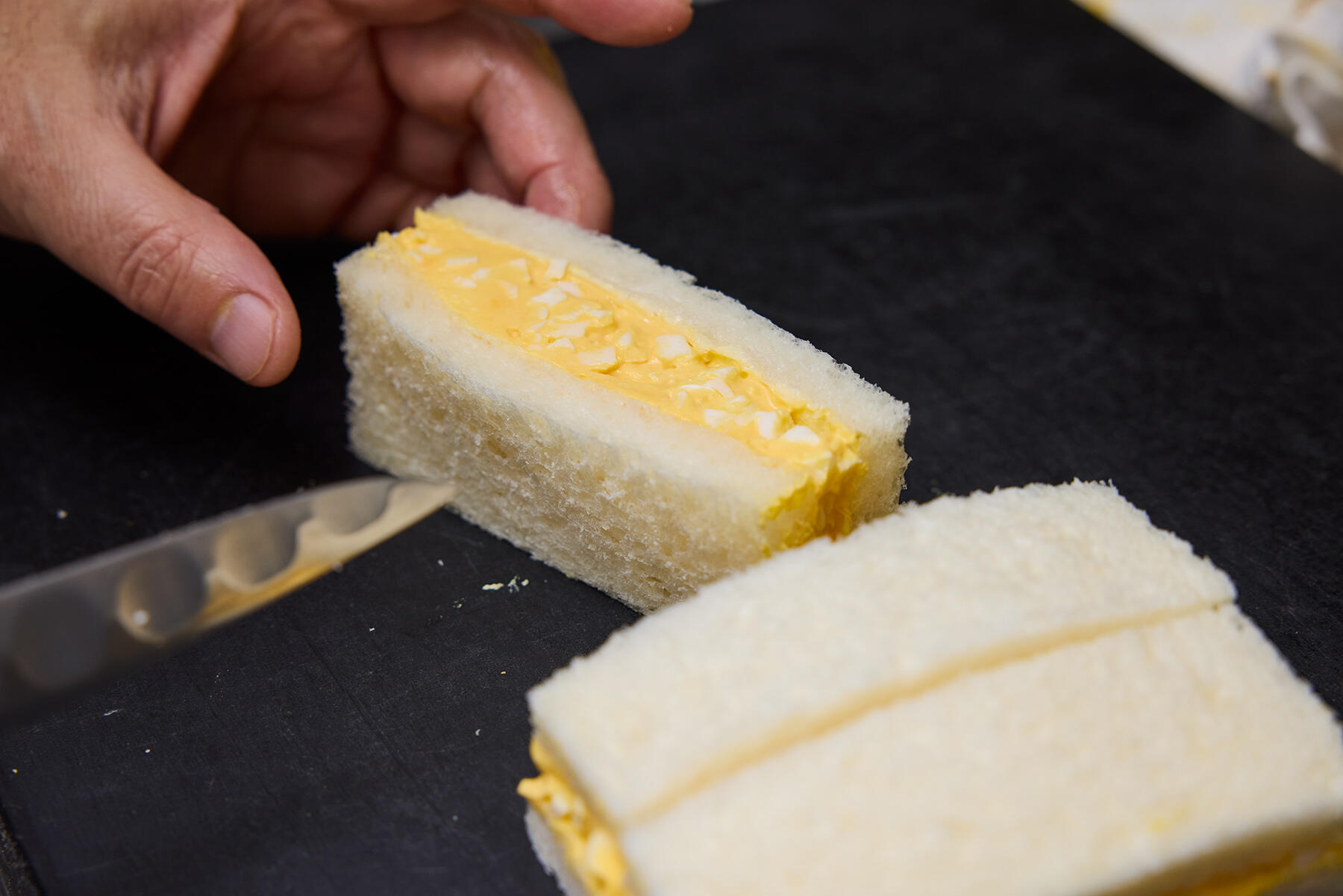 パンをカットする