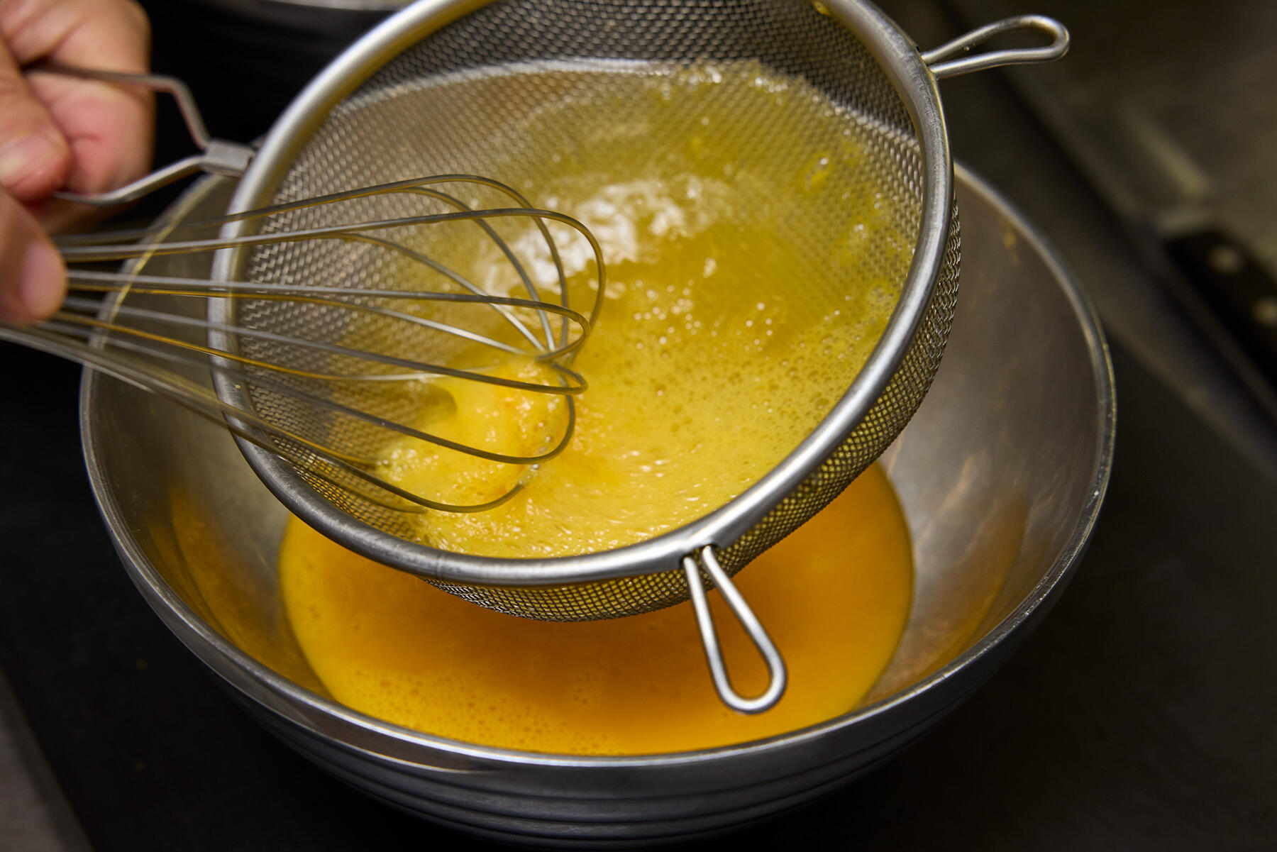 卵と万能だれを混ぜる