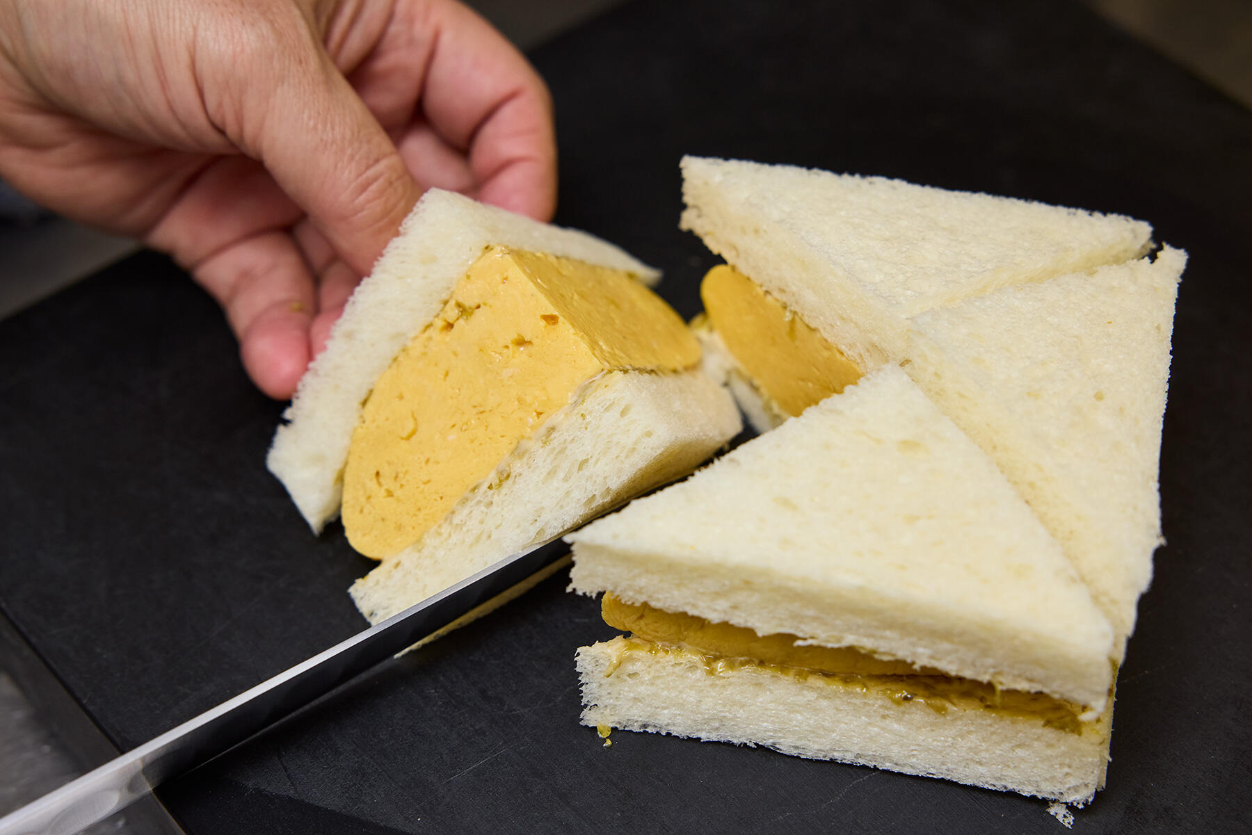 パンをカットする