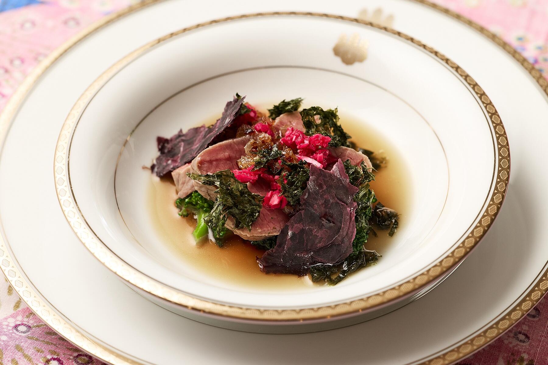 佐藤シェフの仔羊のポシェ 海藻コンソメ 焦がしバターと赤キャベツソース添え（12日のみ）　1,500円