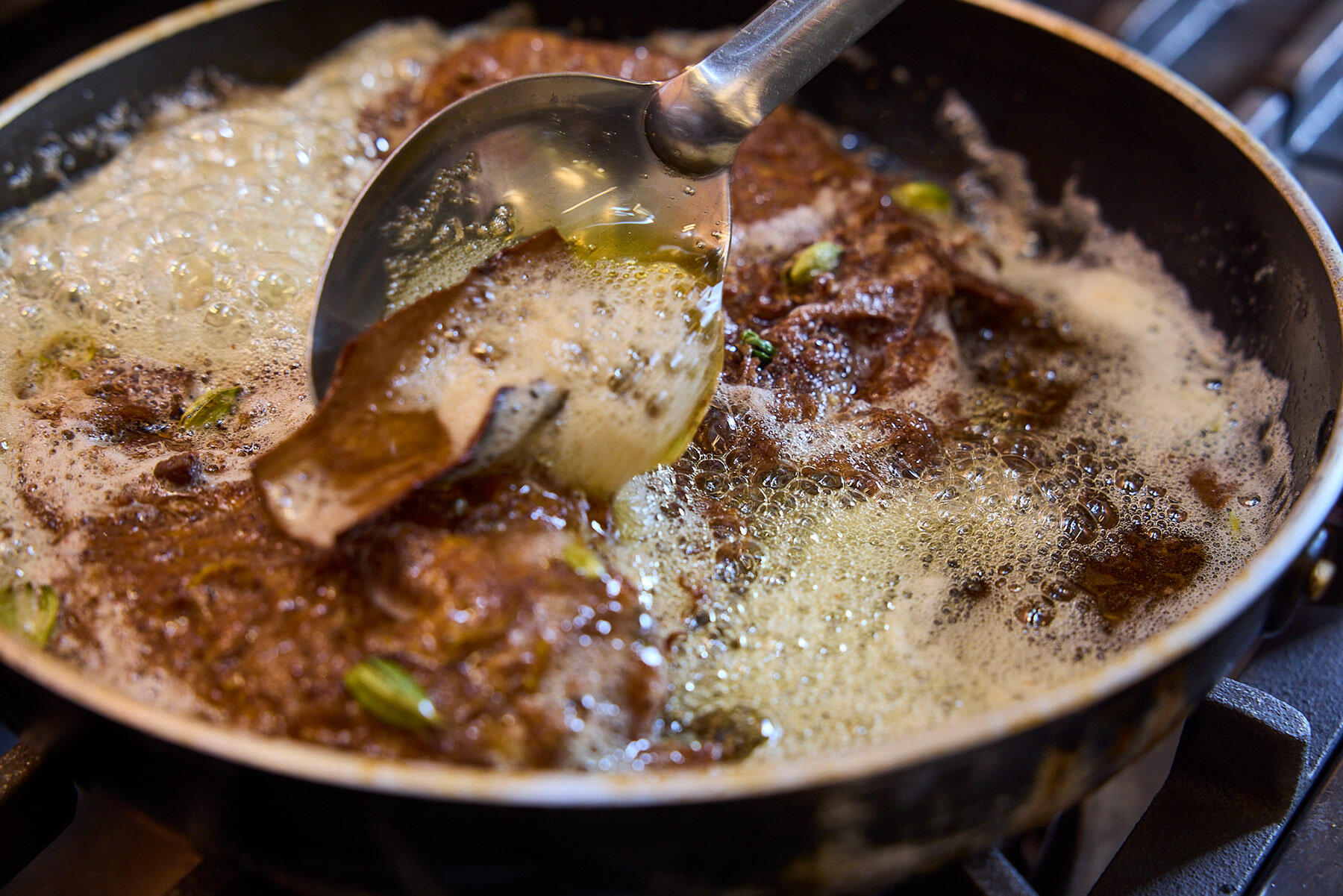 ホールスパイスが入るバターでアロゼしながら揚げ焼き