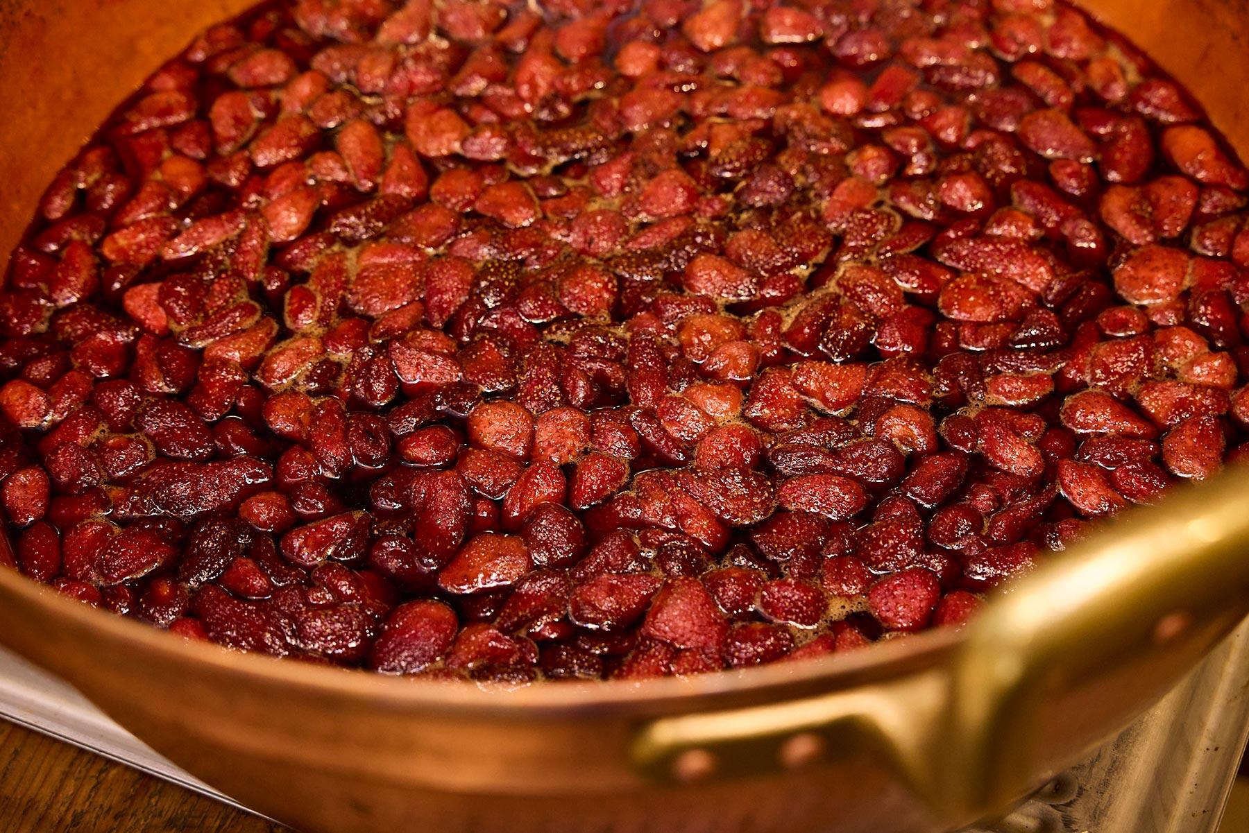 信州いちごは銅鍋でジャムに