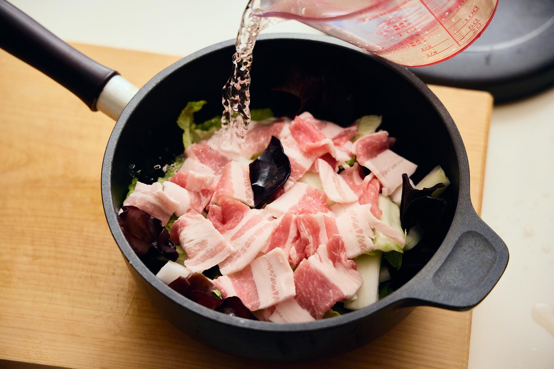 白菜と豚肉を蒸し煮にする