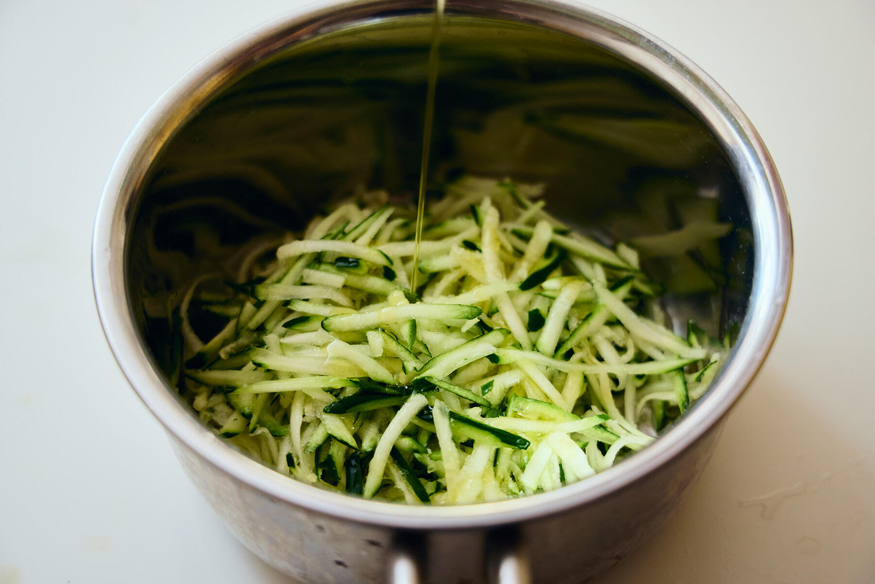 ズッキーニを蒸し煮にする