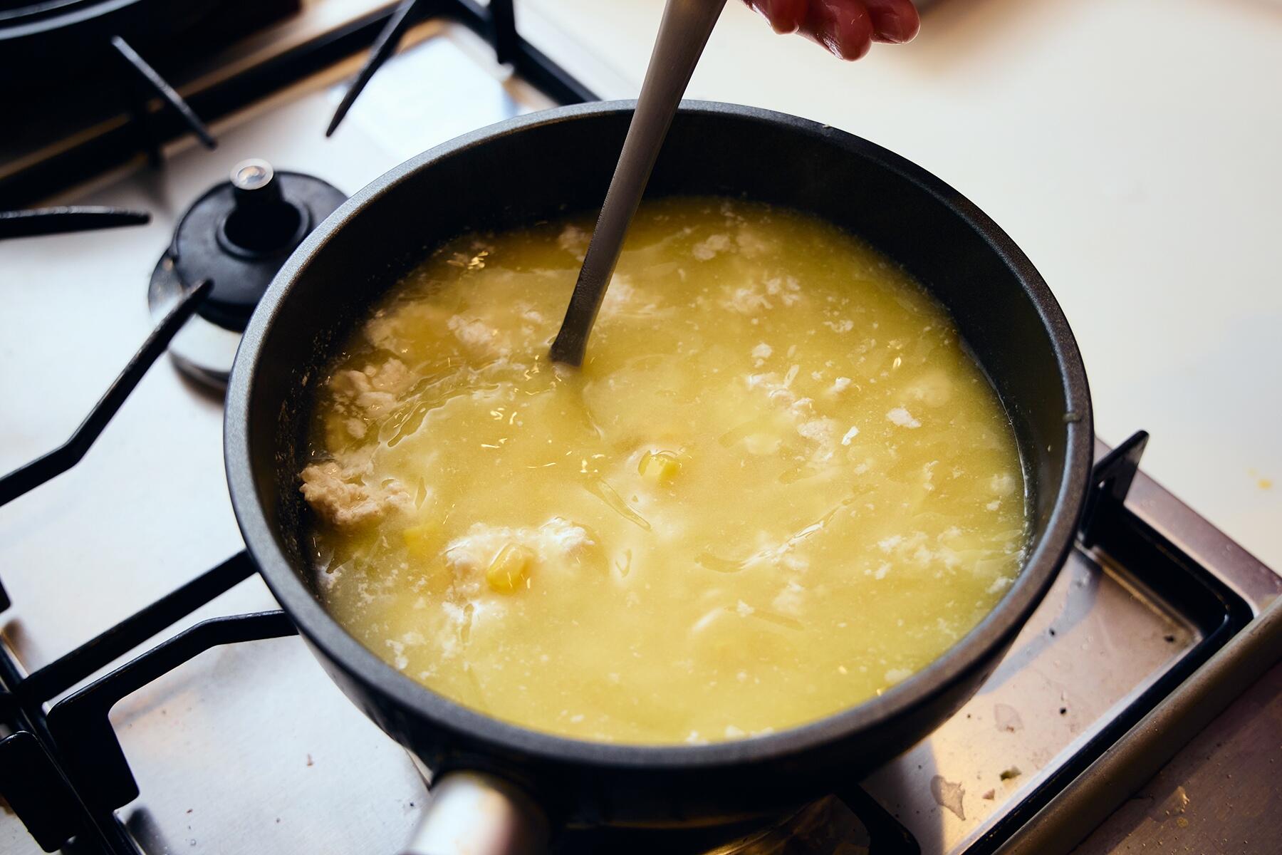 コーンの缶詰を加える