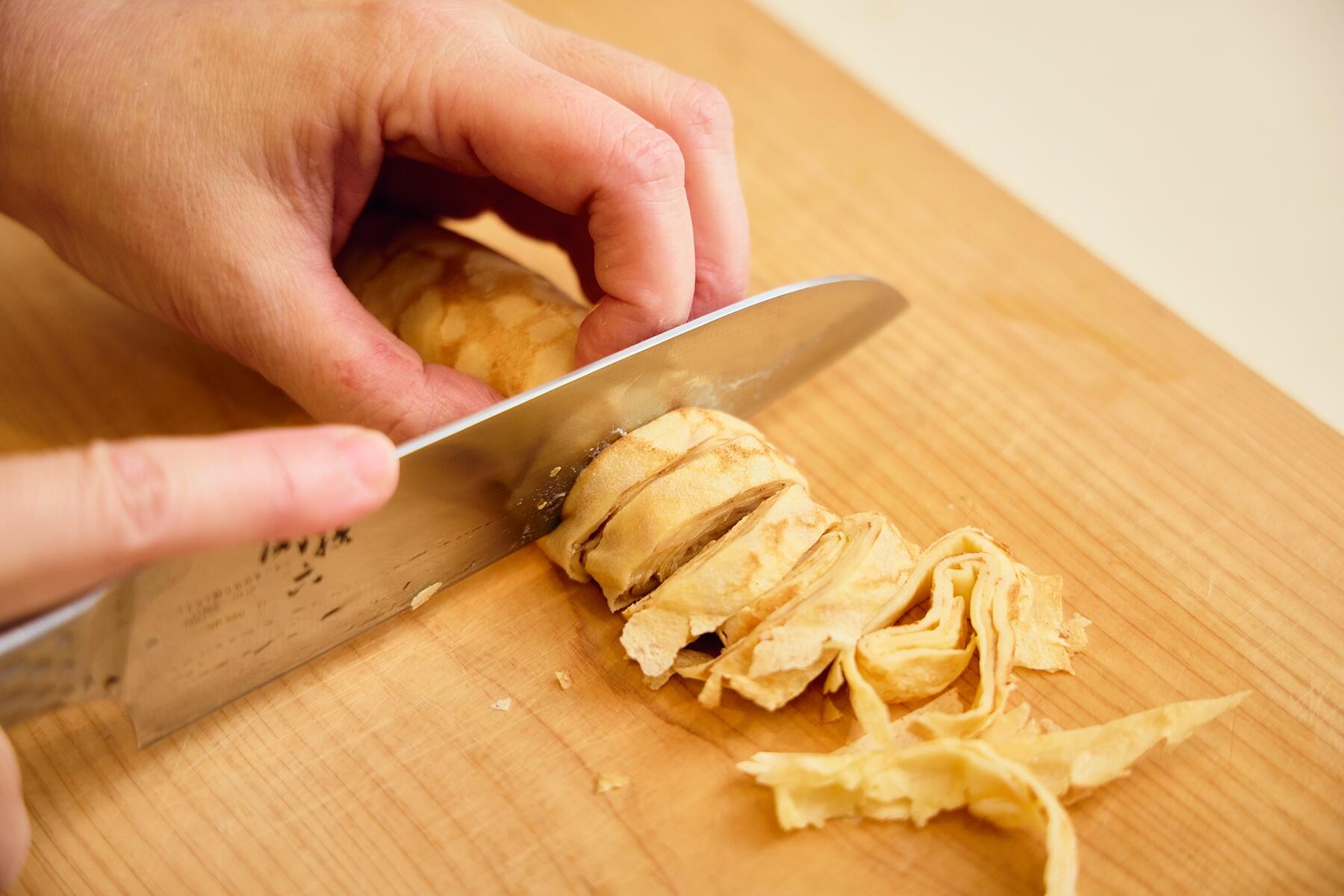 クレープを細切りにする