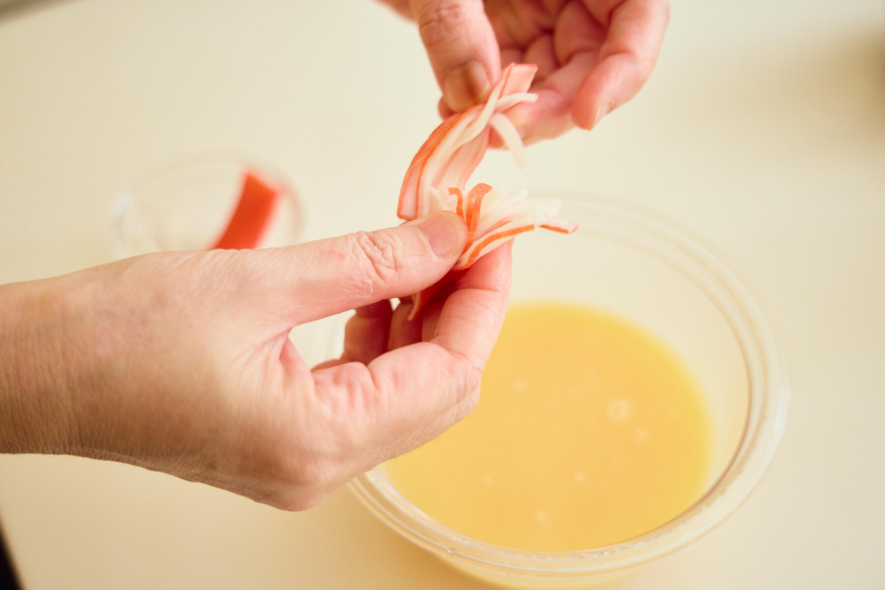 かにかまを加える