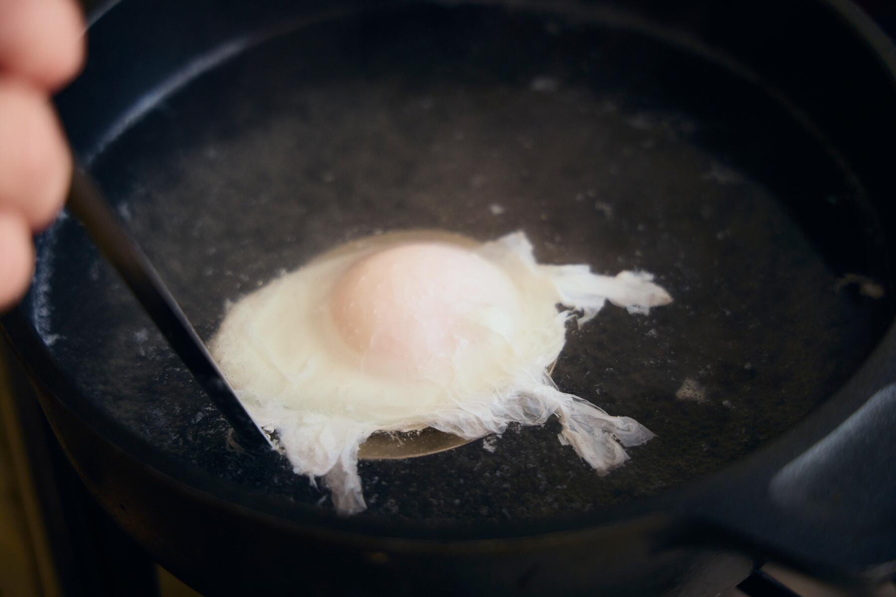 ポーチドエッグをつくる③