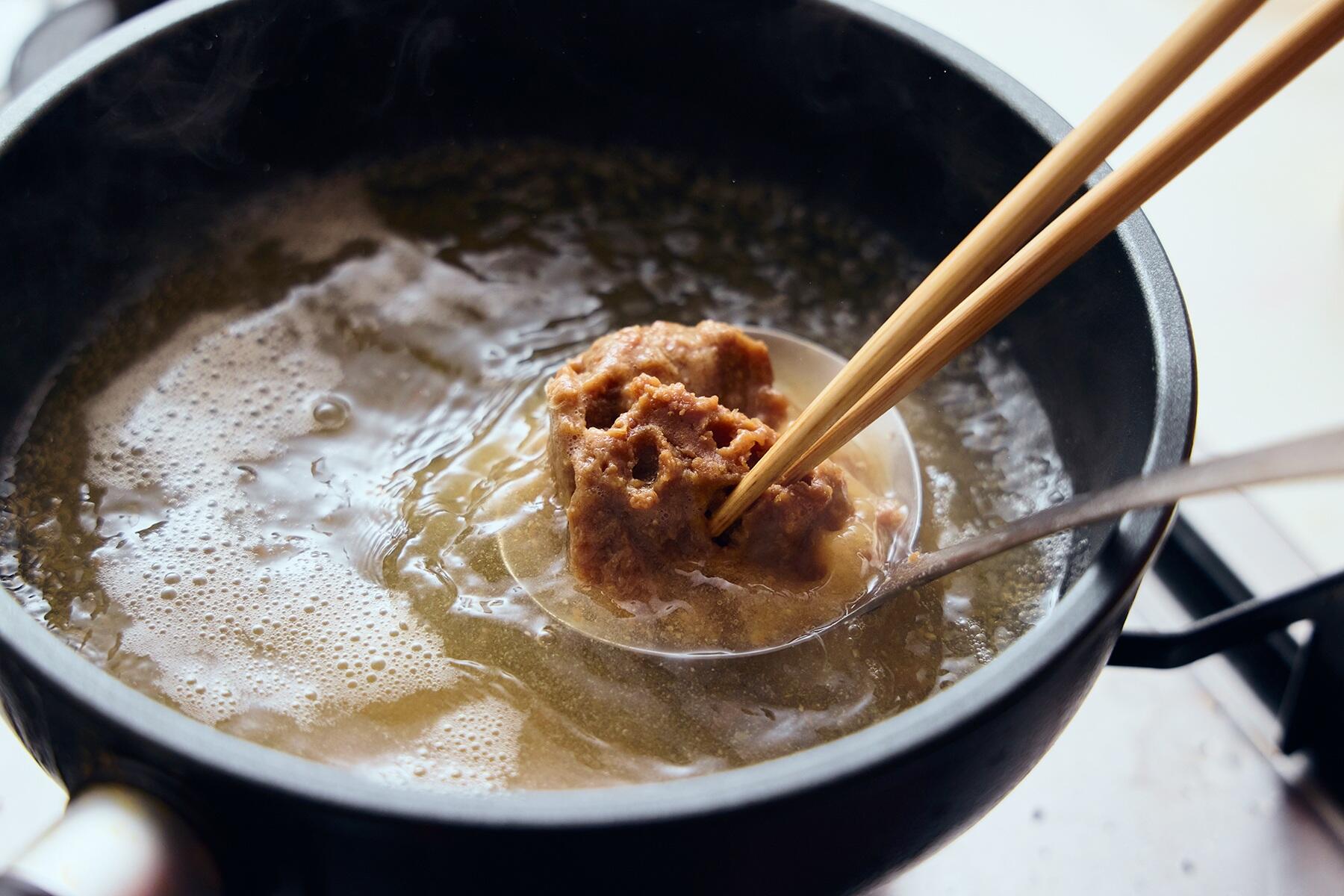 だしに味噌を溶く