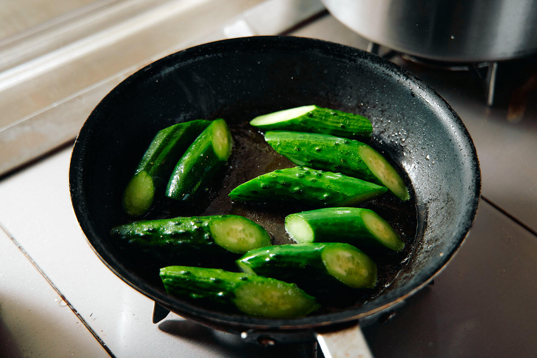 きゅうりを炒める