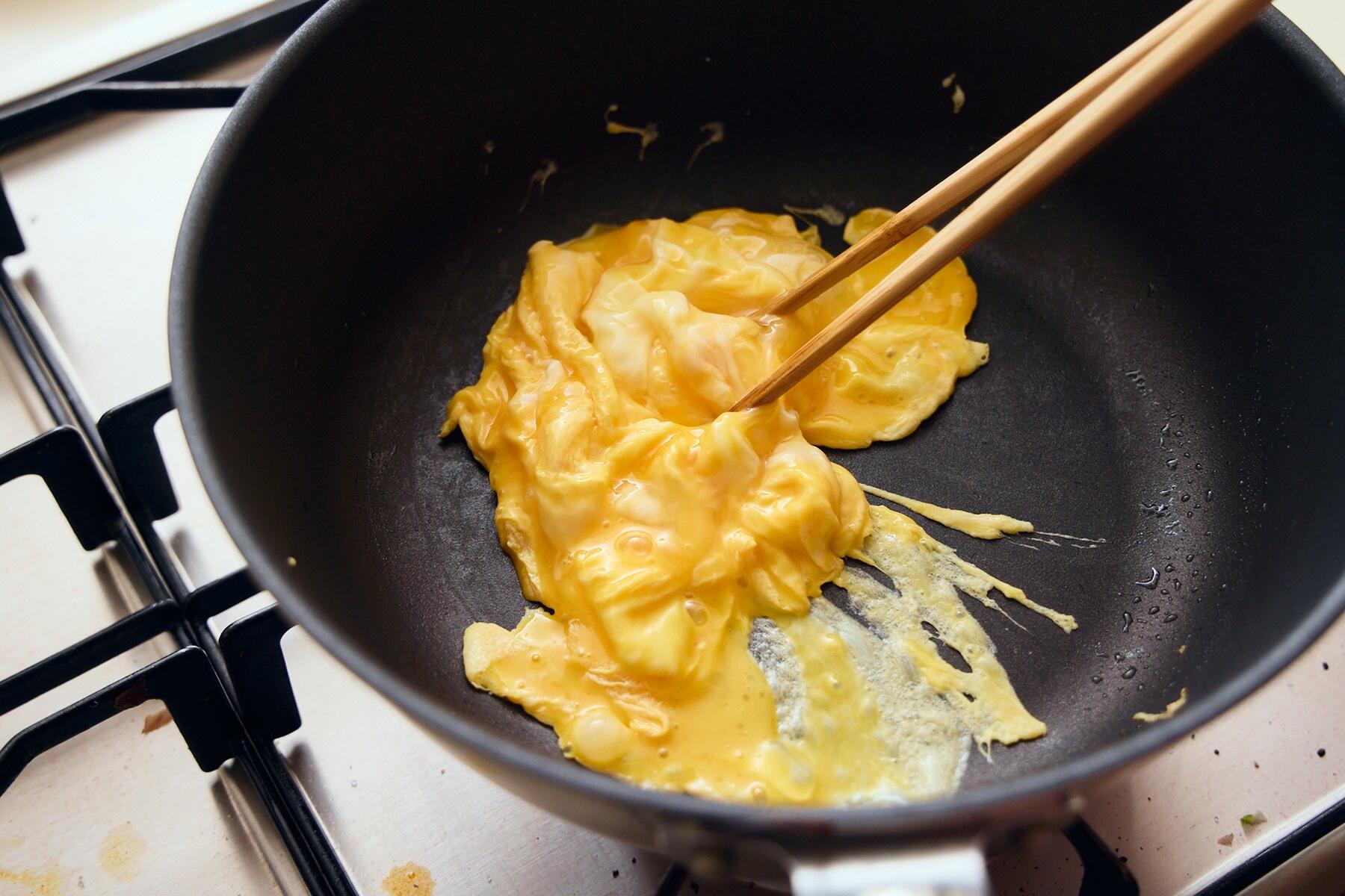 炒り卵をつくる