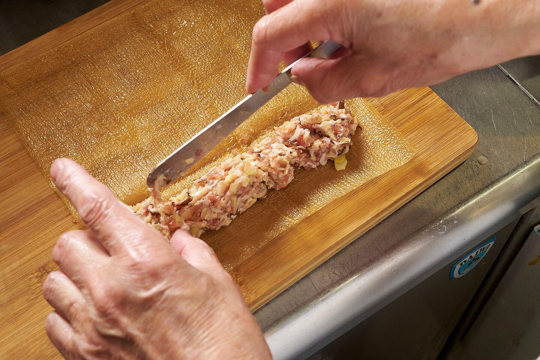 あんを湯葉で包む