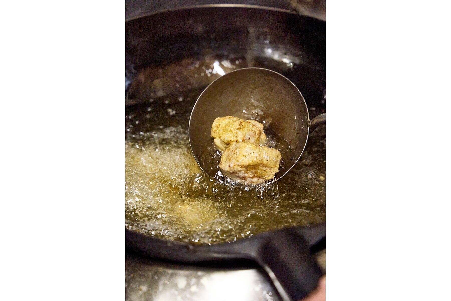 低温から肉を揚げる