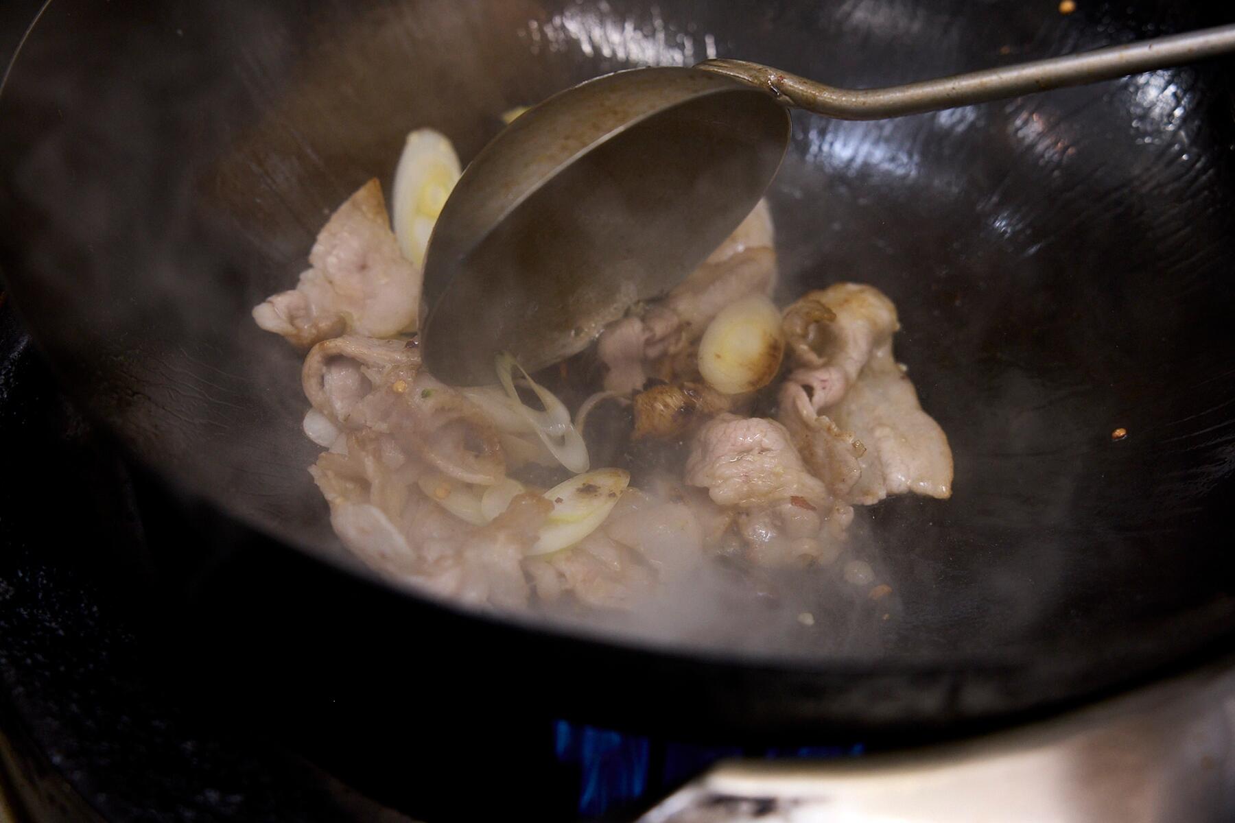 豚肉を炒める